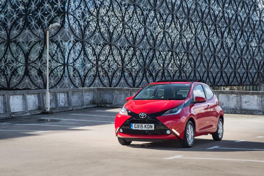  Toyota Aygo x-wave 5-Door 2015 года  (UK) (фото 2 из 20)